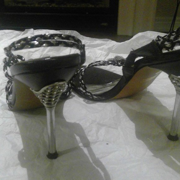 Sparkle with this Woven Metallic Pump - 7.5 - Picture 3 of 3